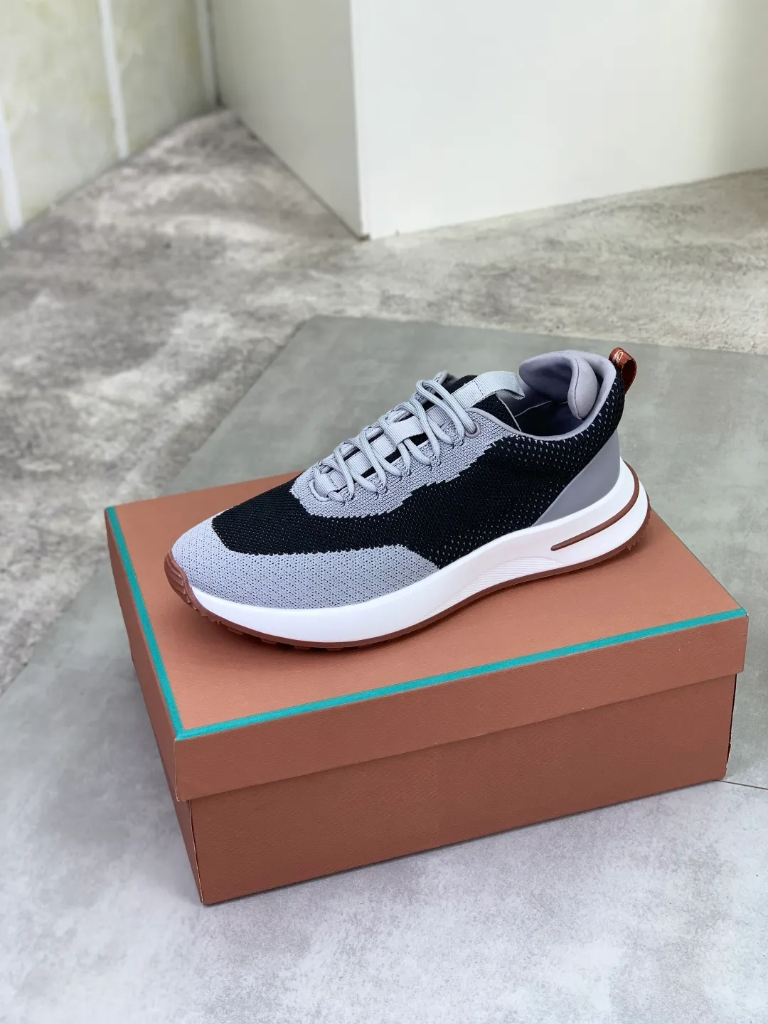 Men's men's shoes 💰P542 New style 💰High quality The latest casual shoes Loro Piana 💯Top grade💯Buy the original copy💯 Founded the existing Loro Piana company on April 24, 1924. The family has been operating for the sixth generation, providing top quality products to customers who are discerning in taste and quality. Imported original fly woven fabrics with cowhide fabric, plain calfskin lining, hand-stitched threads with cowhide feet, original packaging, high-end outsole, size: 38-46, multiple colors available, complete package